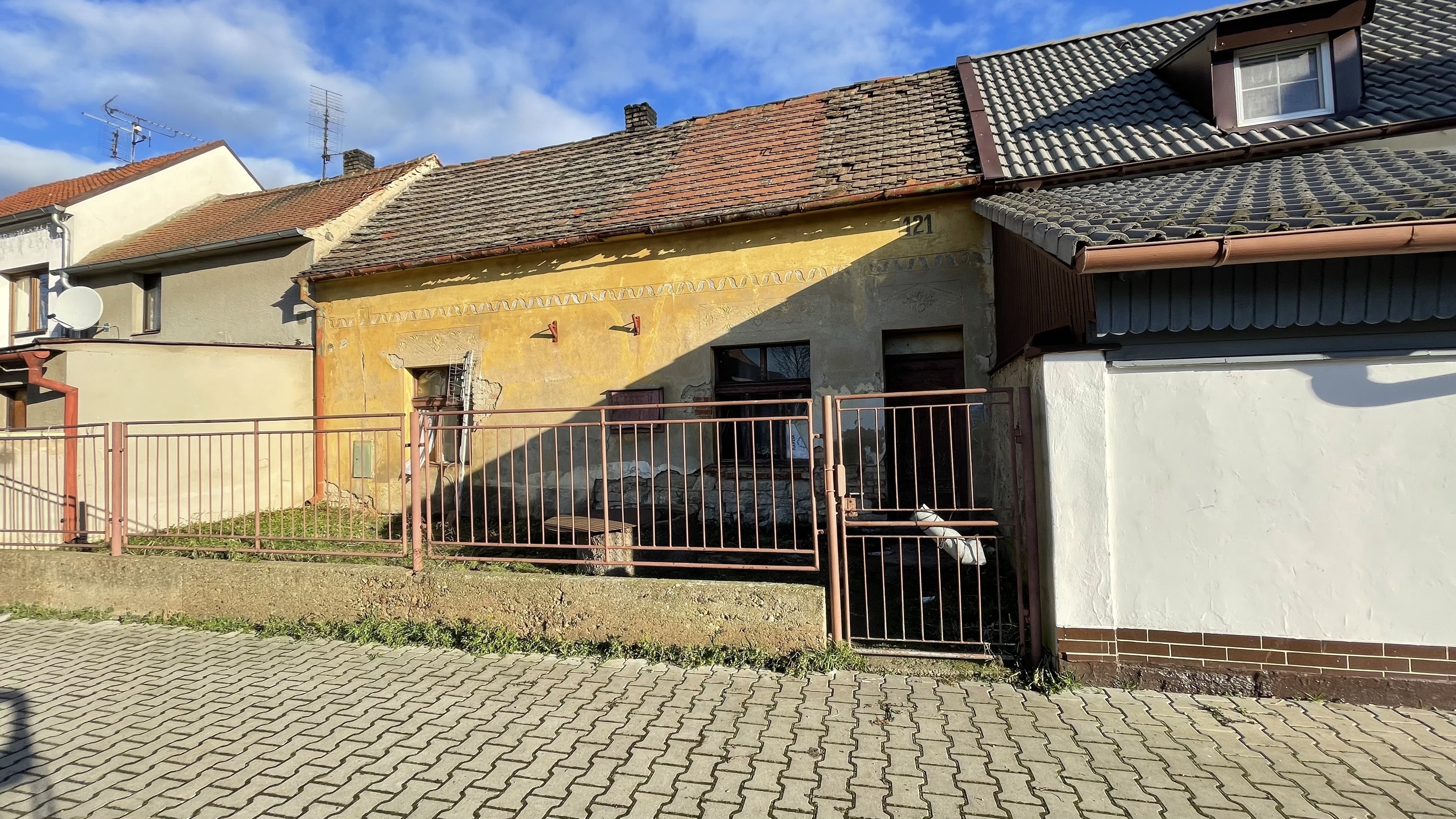 ideální podíl 4/45 rodinného domu v k.ú. Lenešice,