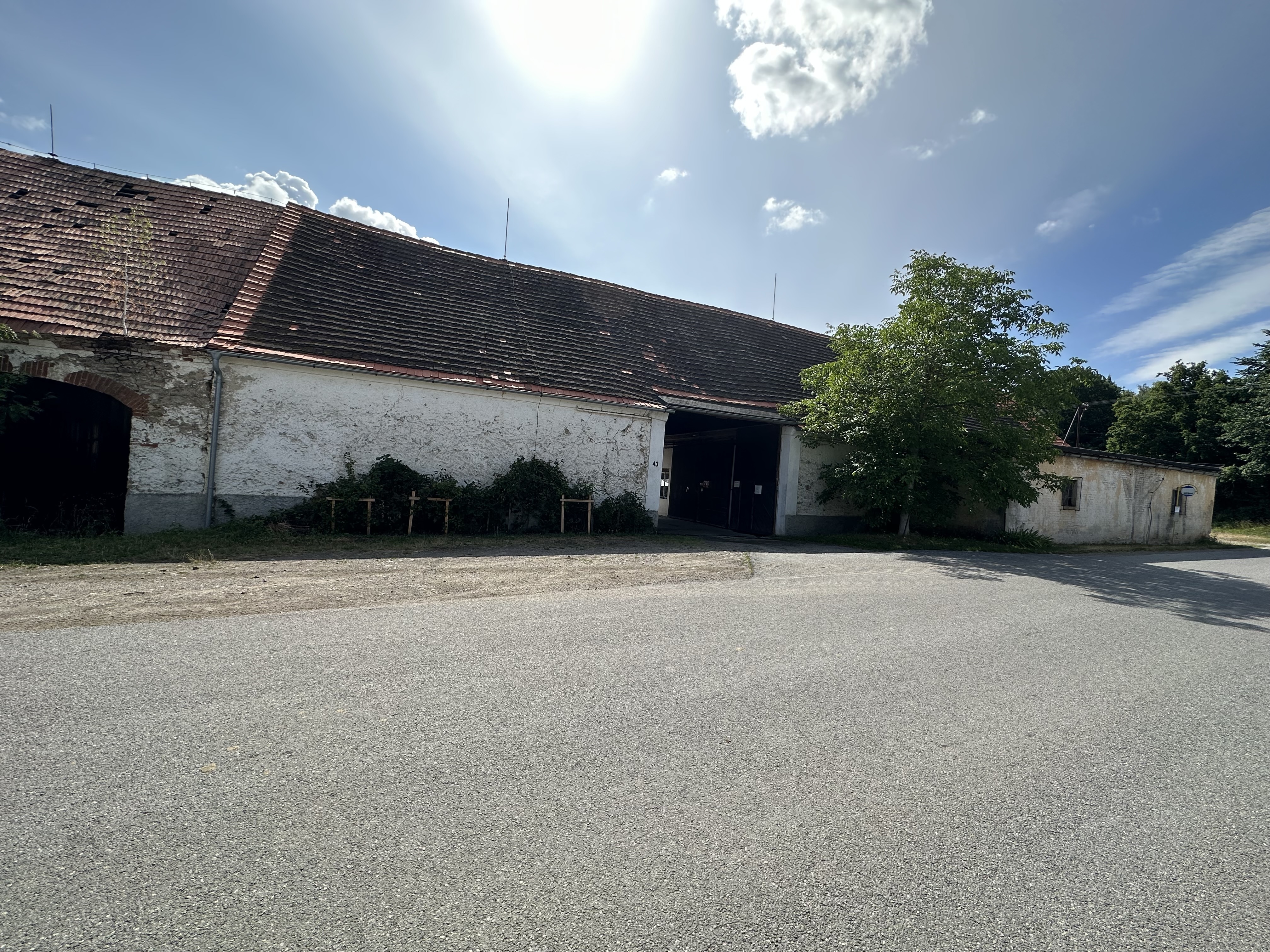 id. 1/10 pozemků  a id. 1/8 rodinného domu a