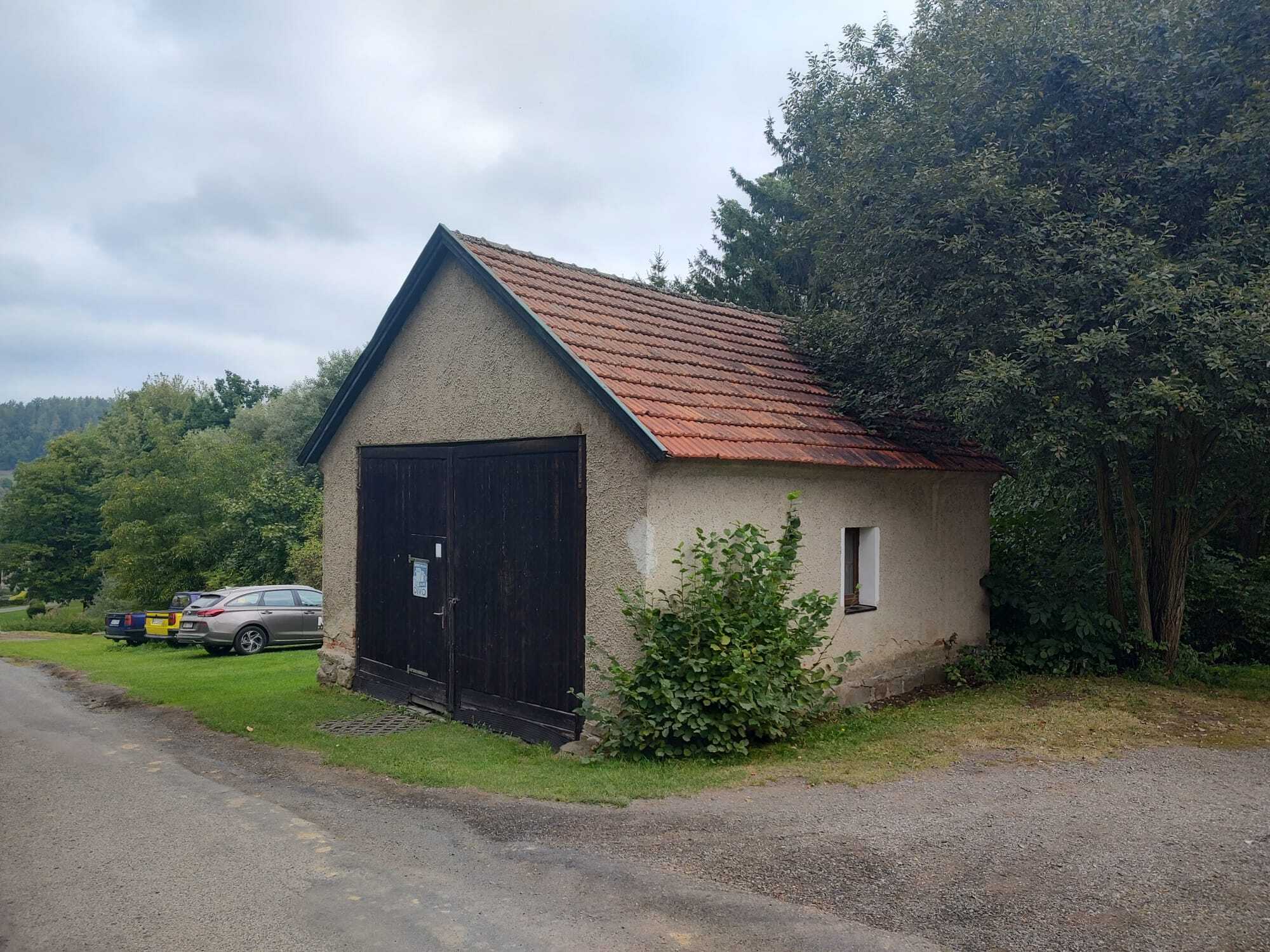 id. 1/7 objektu - obč. vybavenosti a pozemků v k.